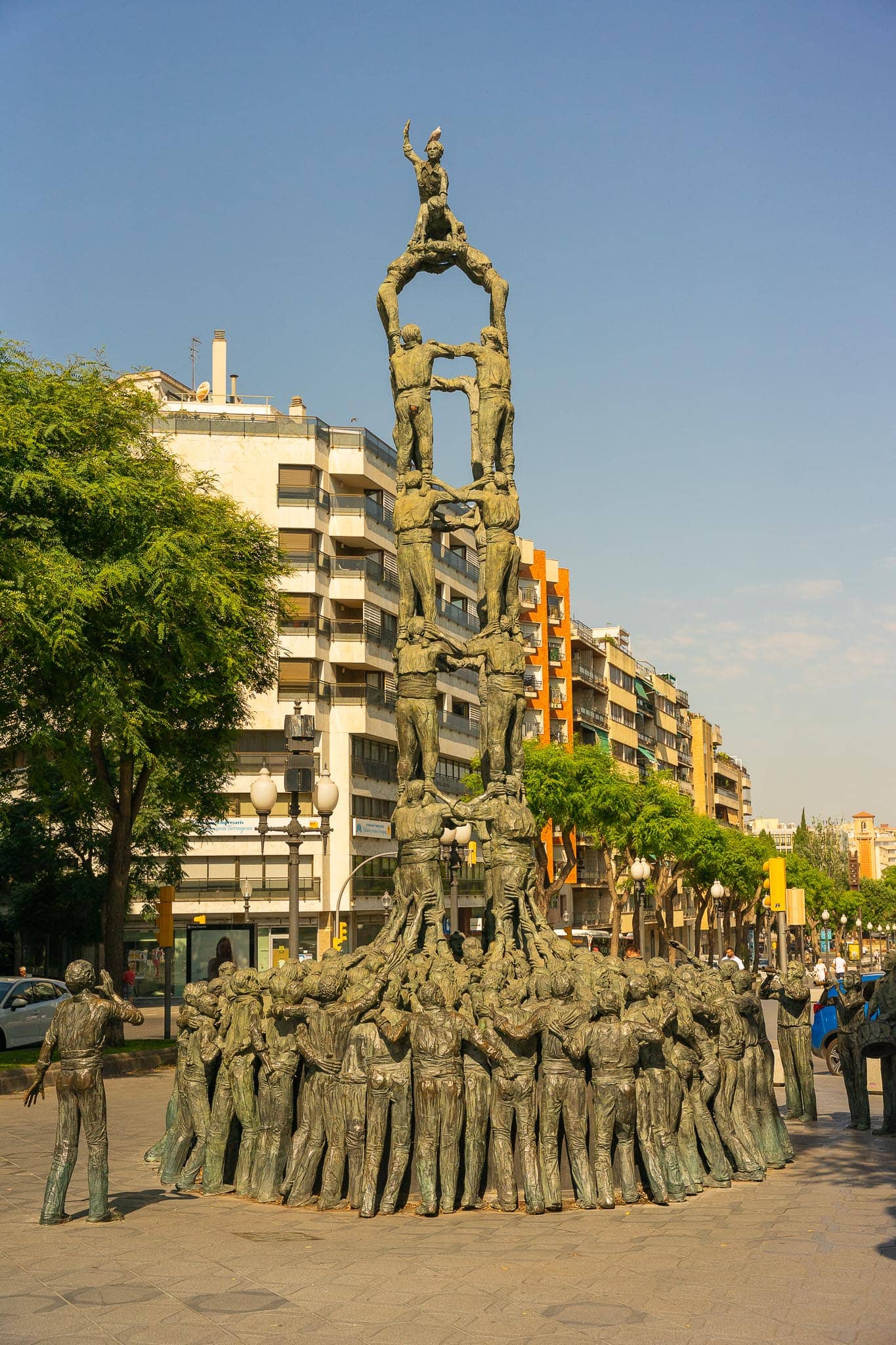 The bronze Monument als Castellers in Tarragona: a human tower of cast figures standing on each other's shoulders, with a small figure at the top.